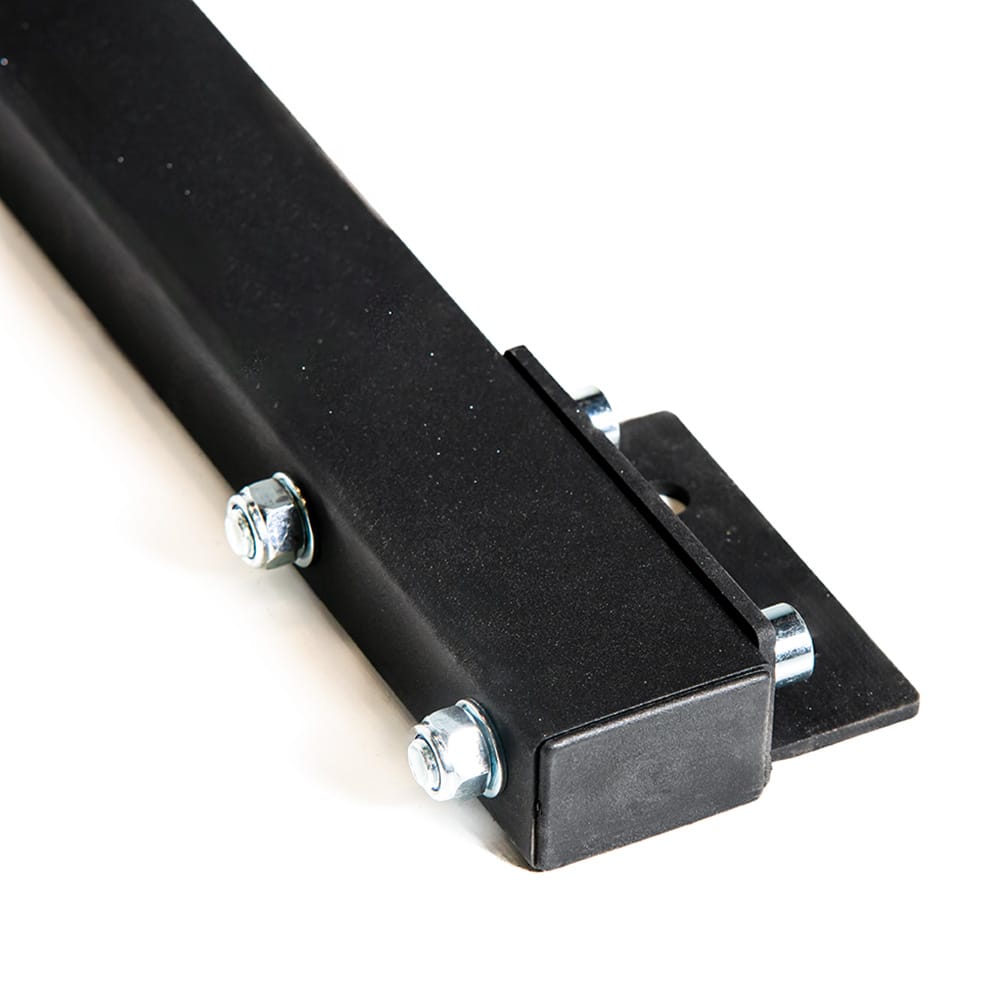 Detalhe da ancoragem ao solo do Medium Rack Heavy SINGULARWOD com parafusos e placa de metal em fundo branco