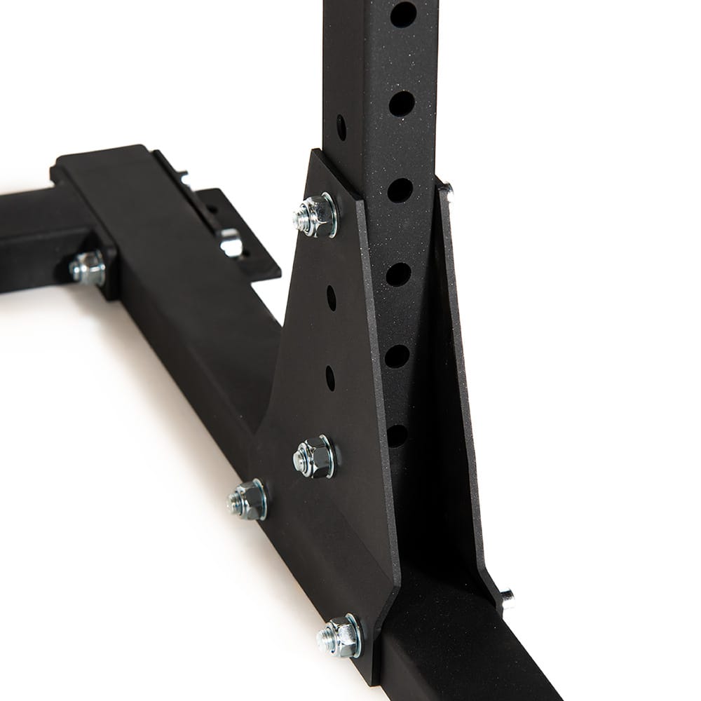 Detalhe da base do Rack Médio Pesado SINGULARWOD com suporte perfurado e parafusos de fixação em fundo branco