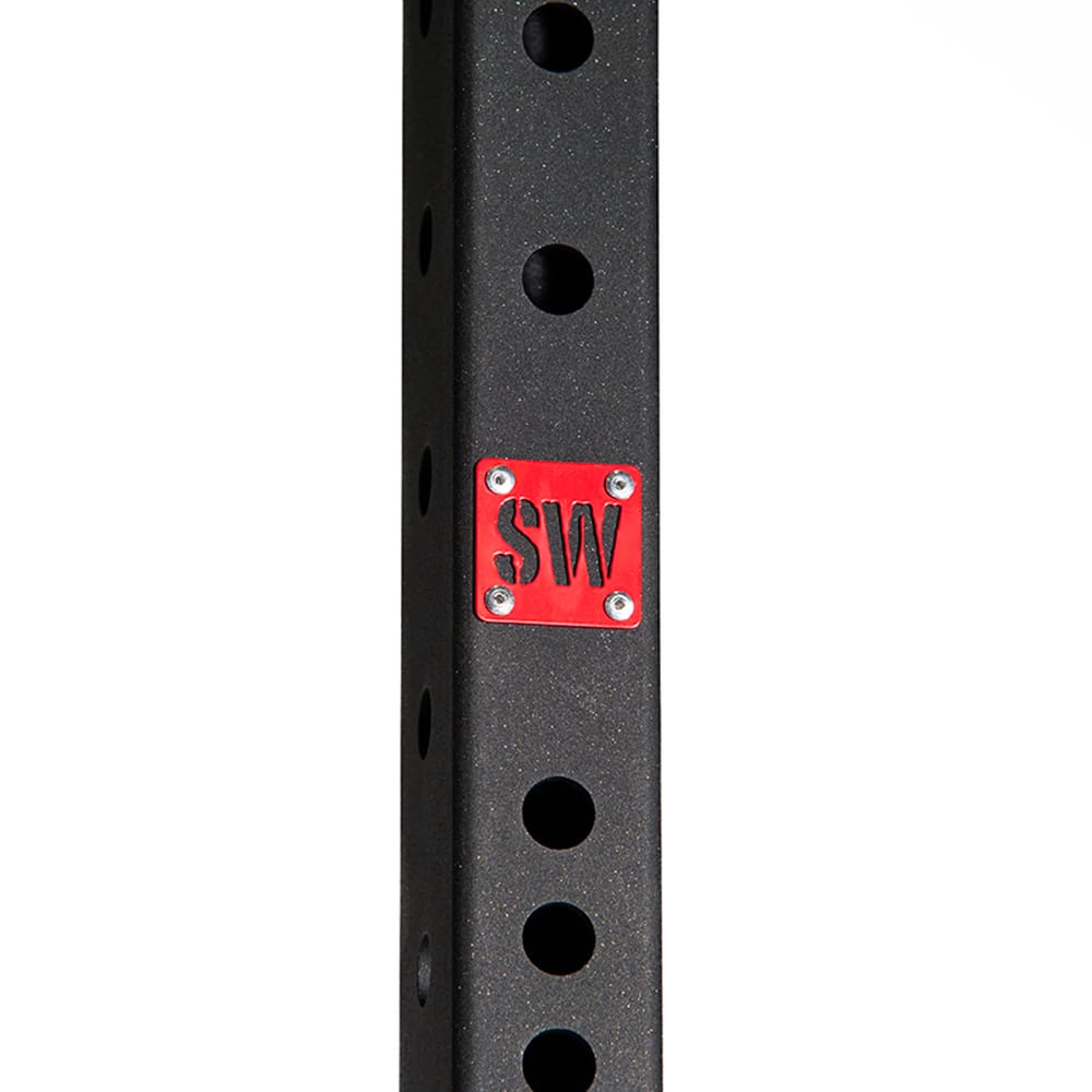 Detalhe do perfil perfurado do Medium Rack Heavy SINGULARWOD com placa de identificação SW em fundo branco