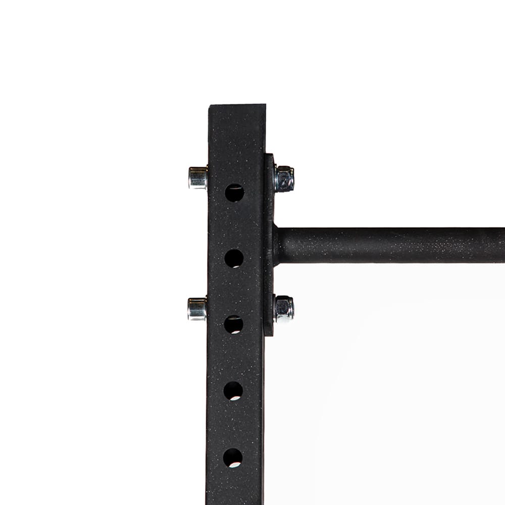 Detalhe da ligação da barra pull-up ao perfil perfurado do Medium Rack Heavy SINGULARWOD