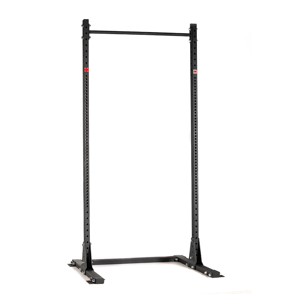Vista frontal do Medium Rack Heavy SINGULARWOD com acessórios montados, estrutura completa ancorada ao solo