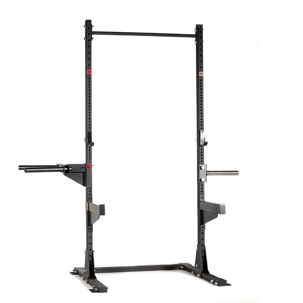 Vista frontal do Medium Rack Heavy SINGULARWOD com acessórios instalados, estrutura ancorada ao solo sobre fundo branco