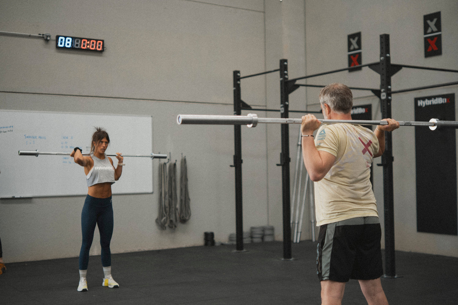 Cuidar tus articulaciones y tu agarre: el uso correcto de calleras, tape, cinturón y rodilleras